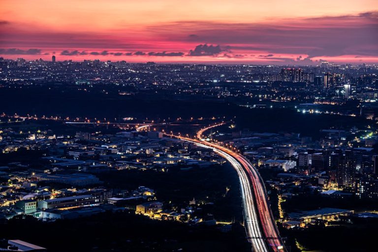Peut-on passer le câble fibre dans la gaine téléphone en 2025